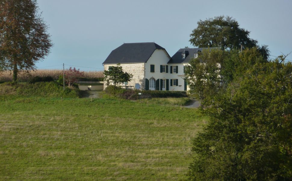 Beautiful renovated Bearnaise Farmhouse with Exceptional Views of the Pyrenees Mountains
